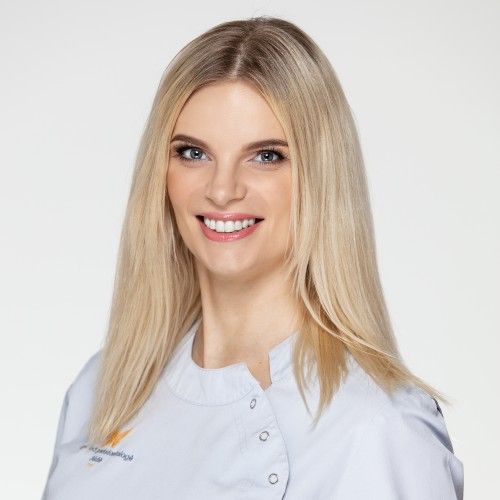 Aistė Pyragiūtė Navikienė - Gyd. odontologė - periodontologė, gydytojų komandos vadovė, klinikos įkūrėja
